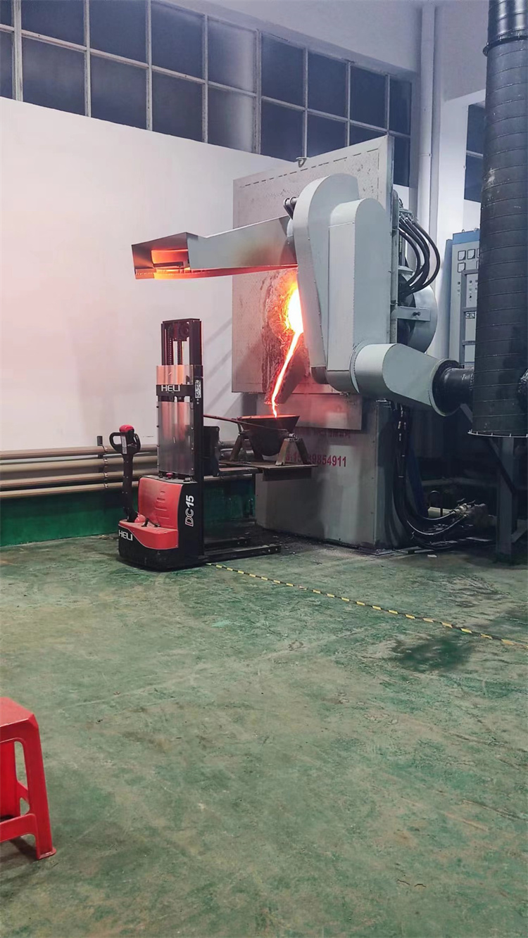 中频炉熔炼现场
